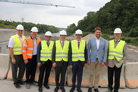 Oberösterreich setzt aktiv Maßnahmen zur Energiewende v.l.: Wels-Strom-Geschäftsführer Ing. Friedrich Pöttinger, DI Franz Gruber, Technischer Geschäftsführer Wels Strom, Reinhard Reiter, Gemeindevorstand Steinhaus bei Wels, Dr. Andreas Rabl, Bürgermeister von Wels, Wirtschafts- und Energie-Landesrat Markus Achleitner, Peter Lehner, Stadtrat in Wels, und DDr. Werner Steinecker, Generaldirektor der Energie AG.