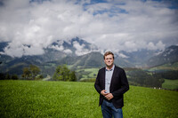 Klimalandesrat Stefan Kaineder machte sich ein Bild vor Ort, wo die umstrittene Skigebietserweiterung im Bergdorf Vorderstoder umgesetzt werden soll Klimalandesrat Stefan Kaineder machte sich ein Bild vor Ort, wo die umstrittene Skigebietserweiterung im Bergdorf Vorderstoder umgesetzt werden soll