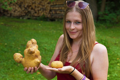 Monika mit der Riesenkartoffel