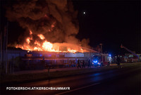 Feuerwehr bei den Löscharbeiten Feuerwehr bei den Löscharbeiten