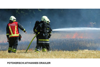 Löscharbeiten am abgeernteten Feld Löscharbeiten am abgeernteten Feld