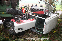 der umgestürzte Traktor vor der Bergung der umgestürzte Traktor vor der Bergung