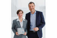 Dr. Sonja Kierstein (CTO) und Dr. Max Sonnleitner (CEO) mit der kompakten GENSPEED® Point-of-Care Test Technologie Dr. Sonja Kierstein (CTO) und Dr. Max Sonnleitner (CEO) mit der kompakten GENSPEED® Point-of-Care Test Technologie