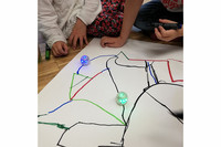 Die fahrbaren Ozobots folgen selbst aufgemalten Linien und Farben. So lernen schon Kleinkinder Grundlagen des Codings. Die fahrbaren Ozobots folgen selbst aufgemalten Linien und Farben. So lernen schon Kleinkinder Grundlagen des Codings.