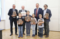 Geschäftsführung Handel Genussland Marketing OÖ Josef Lehner, Landesrat Max Hiegelsberger, Landeshauptmann Mag. Thomas Stelzer und Bschoad-Binkerl Geschäftsführer Thomas Höfer übergeben die ersten Genussland-Kinderrucksäcke Geschäftsführung Handel Genussland Marketing OÖ Josef Lehner, Landesrat Max Hiegelsberger, Landeshauptmann Mag. Thomas Stelzer und Bschoad-Binkerl Geschäftsführer Thomas Höfer übergeben die ersten Genussland-Kinderrucksäcke