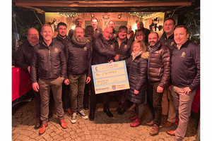 Der Präsident des Kiwanis Clubs Schärding, Mario Wassermair (Bildmitte mit Scheck) mit Vereinsmitgliedern und Pandoras Eltern Der Präsident des Kiwanis Clubs Schärding, Mario Wassermair (Bildmitte mit Scheck) mit Vereinsmitgliedern und Pandoras Eltern