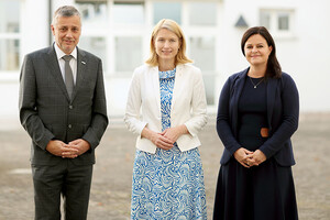 Bildungsdirektor Dr. Alfred Klampfer, LH-Stv. Mag.a Christine Haberlander und Dipl.-Päd.in Margret Kobilka Bildungsdirektor Dr. Alfred Klampfer, LH-Stv. Mag.a Christine Haberlander und Dipl.-Päd.in Margret Kobilka