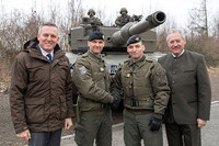 Verteidigungsminister Kunasek, Oberst dG Fuchs, Brigadier Schier und Landtagspräsident Viktor Sigl vor einem Kampfpanzer Leopard Verteidigungsminister Kunasek, Oberst dG Fuchs, Brigadier Schier und Landtagspräsident Viktor Sigl vor einem Kampfpanzer Leopard