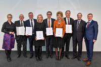 WKOÖ-Präsidentin Doris Hummer, Hans Pramer, Cristof Schumacher, Jacinta Mössenböck, Erich Frommwald, Ludmilla Starzinger, Gerold Holzer, EUROCHAMBRES-Präsident Christoph Leitl und WKOÖ-Direktor Hermann Pühringer (v. l.). WKOÖ-Präsidentin Doris Hummer, Hans Pramer, Cristof Schumacher, Jacinta Mössenböck, Erich Frommwald, Ludmilla Starzinger, Gerold Holzer, EUROCHAMBRES-Präsident Christoph Leitl und WKOÖ-Direktor Hermann Pühringer (v. l.).