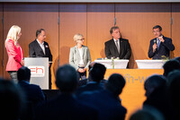 v.l.: Moderatorin Nina Kraft, DI Dr. Gerhard Dell, Geschäftsführer OÖ. Energiesparverband, Mag.a Doris Hummer, WKOÖ-Präsidentin, Dr. Gerald Reisinger, Präsident der FH OÖ, und Wirtschafts- und Energie-Landesrat Markus Achleitner. v.l.: Moderatorin Nina Kraft, DI Dr. Gerhard Dell, Geschäftsführer OÖ. Energiesparverband, Mag.a Doris Hummer, WKOÖ-Präsidentin, Dr. Gerald Reisinger, Präsident der FH OÖ, und Wirtschafts- und Energie-Landesrat Markus Achleitner.