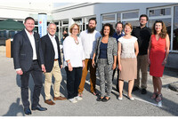 Peter Redlingshofer (Sparkasse), Josef Wieser (Regionaldirektor Sparkasse), Mag. Gabriele Hofleitner (Leitung VHS), Dozent Nikolaus Frühwirth (Schmieden), Kultur-Stadträtin Nadja Koger, Dozent Hartwig Hermann (Jodeln), Karin Schönegger (Sparkasse), Dozent Mag. Micha Sengschmid (Chor), Ursula Schoderböck (VHS)(v.l.). Peter Redlingshofer (Sparkasse), Josef Wieser (Regionaldirektor Sparkasse), Mag. Gabriele Hofleitner (Leitung VHS), Dozent Nikolaus Frühwirth (Schmieden), Kultur-Stadträtin Nadja Koger, Dozent Hartwig Hermann (Jodeln), Karin Schönegger (Sparkasse), Dozent Mag. Micha Sengschmid (Chor), Ursula Schoderböck (VHS)(v.l.).