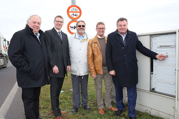 Legen den Stromschalter um. v.l.: 2. Präsident des OÖ Landtages Dipl.-Ing. Dr. Adalbert Cramer, Dipl.–Ing. (FH) Dominik Huber, Roland Kappl (Vizebürgermeister Asten), Karl Kollingbaum (Bürgermeister Asten), und LR Mag. Günther Steinkellner. Legen den Stromschalter um. v.l.: 2. Präsident des OÖ Landtages Dipl.-Ing. Dr. Adalbert Cramer, Dipl.–Ing. (FH) Dominik Huber, Roland Kappl (Vizebürgermeister Asten), Karl Kollingbaum (Bürgermeister Asten), und LR Mag. Günther Steinkellner.