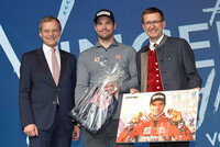 Landeshauptmann Mag. Thomas Stelzer & Wirtschafts- und Sport-Landesrat Markus Achleitner mit Vincent Kriechmayr - Archivbild Landeshauptmann Mag. Thomas Stelzer & Wirtschafts- und Sport-Landesrat Markus Achleitner mit Vincent Kriechmayr - Archivbild