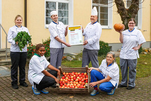 Das Küchenteam des Klinikums Schallerbacherhof ist stolz auf die Auszeichnung „Gesunde Küche“ des Landes Oberösterreich. Das Küchenteam des Klinikums Schallerbacherhof ist stolz auf die Auszeichnung „Gesunde Küche“ des Landes Oberösterreich.