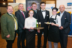 V. l.: KultiWirte-Obmann Karl Wögerer, WKOÖ-Vizepräsident Leo Jindrak, Sarah Goczall, Wirteobmann Thomas Mayr Stockinger, Matteo Füreder, Ana Eisenreich und Bildungsreferent Gerold Royda. V. l.: KultiWirte-Obmann Karl Wögerer, WKOÖ-Vizepräsident Leo Jindrak, Sarah Goczall, Wirteobmann Thomas Mayr Stockinger, Matteo Füreder, Ana Eisenreich und Bildungsreferent Gerold Royda.