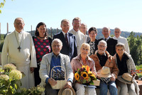 Heinz & Erni Panholzer und Hans &Ursula Kremer (von links sitzend) waren die 200.000 Besucher der Landesgartenschau Bio.Garten.Eden. Heinz & Erni Panholzer und Hans &Ursula Kremer (von links sitzend) waren die 200.000 Besucher der Landesgartenschau Bio.Garten.Eden.