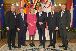 Hermann Schützenhöfer (Stmk.), Bgm. Michael Ludwig (Wien), FLH Johanna Mikl-Leitner (NÖ), LH Peter Kaiser, LH Thomas Stelzer und LH Hans-Peter Doskozil (Bgld.) im Wiener Rathaus. Hermann Schützenhöfer (Stmk.), Bgm. Michael Ludwig (Wien), FLH Johanna Mikl-Leitner (NÖ), LH Peter Kaiser, LH Thomas Stelzer und LH Hans-Peter Doskozil (Bgld.) im Wiener Rathaus.