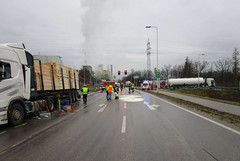 Aufräumarbeiten an der Unfallstelle Aufräumarbeiten an der Unfallstelle