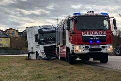 LKW Bergung und Einsatz wegen eines beschädigten Dieseltanks für die FF Ohlsdorf LKW Bergung und Einsatz wegen eines beschädigten Dieseltanks für die FF Ohlsdorf