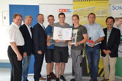 V.l.n.r. Lehrlingswart Reinhard Waldhauser, Dir.-Stv. Horst Oberhaidinger, Direktor Volker Regenfelder, Andreas Esterbauer, Maximilian Wendtner, Michael Schöfer, Landesinnungsmeister Stephan Preishuber, Berufsschulinspektor Friedrich Schneeweiß. V.l.n.r. Lehrlingswart Reinhard Waldhauser, Dir.-Stv. Horst Oberhaidinger, Direktor Volker Regenfelder, Andreas Esterbauer, Maximilian Wendtner, Michael Schöfer, Landesinnungsmeister Stephan Preishuber, Berufsschulinspektor Friedrich Schneeweiß.
