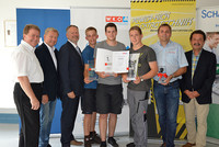 V.l.n.r. Lehrlingswart Reinhard Waldhauser, Dir.-Stv. Horst Oberhaidinger, Direktor Volker Regenfelder, Andreas Esterbauer, Maximilian Wendtner, Michael Schöfer, Landesinnungsmeister Stephan Preishuber, Berufsschulinspektor Friedrich Schneeweiß. V.l.n.r. Lehrlingswart Reinhard Waldhauser, Dir.-Stv. Horst Oberhaidinger, Direktor Volker Regenfelder, Andreas Esterbauer, Maximilian Wendtner, Michael Schöfer, Landesinnungsmeister Stephan Preishuber, Berufsschulinspektor Friedrich Schneeweiß.