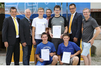 Stolz auf die Leistungen der oö. Nachwuchszimmerer Stolz auf die Leistungen der oö. Nachwuchszimmerer: v.l. Leopold Munk (Fa. Schachermayer), LIM Richard Hable, Georg Endl (Weißhaidinger Ingenieur-Holzbau GmbH) Landeslehrlingswart Martin Rübig, Martin Köck (GENBÖCK HAUS Genböck & Möseneder GmbH), Peter Wolfinger (Fa. Schachermayer), Trainer Josef Angleitner, Andreas Peham (Brandl BaugesmbH) und Lukas Kaiser (R & R Holzbau