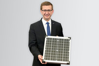 Wirtschafts- und Energie-Landesrat Markus Achleitner mit einem Solarpaneel Wirtschafts- und Energie-Landesrat Markus Achleitner mit einem Solarpaneel