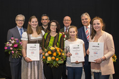 Die erfolgreichen Jungfloristinnen mit ihren Gratuilanten: v.l.n.r WKOÖ.-Vizepräsident Clemens Malina-Altzinger, Theresia Pollach, Gemeinderat Ronald Schiefermayr, LIM Sonja Maria Haider, BIM Rudolf Hajek, Tamara Resch, Gewerbe-Spartenobmann Leo Jindrak und Valentina Puttinger. Die erfolgreichen Jungfloristinnen mit ihren Gratuilanten: v.l.n.r WKOÖ.-Vizepräsident Clemens Malina-Altzinger, Theresia Pollach, Gemeinderat Ronald Schiefermayr, LIM Sonja Maria Haider, BIM Rudolf Hajek, Tamara Resch, Gewerbe-Spartenobmann Leo Jindrak und Valentina Puttinger.
