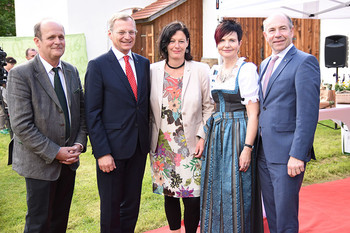 Johann Gaisberger (Direktor Bioschule), LH Thomas Stelzer, Barbara Kneidinger (GF Bio.Garten.Eden), Elisabeth Höfler (Bgm. Aigen-Schlägl) und LR Max Hiegelsberger. Johann Gaisberger (Direktor Bioschule), LH Thomas Stelzer, Barbara Kneidinger (GF Bio.Garten.Eden), Elisabeth Höfler (Bgm. Aigen-Schlägl) und LR Max Hiegelsberger.