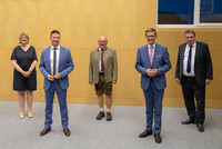 Landesrat Markus Achleitner, Musiker-Kollege des neu gewählten Bürgermeisters Andreas Obermayr (2.v.li.), nahm sich gerne Zeit und bemerkte launig, dass die Neukirchner Trachtenmusikkapelle die einzige mit einem Landesrat und Bürgermeister in der letzten Reihe ist. Landesrat Markus Achleitner, Musiker-Kollege des neu gewählten Bürgermeisters Andreas Obermayr (2.v.li.), nahm sich gerne Zeit und bemerkte launig, dass die Neukirchner Trachtenmusikkapelle die einzige mit einem Landesrat und Bürgermeister in der letzten Reihe ist.