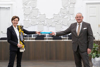 Die Salzburger Landtagspräsidentin Dr.in Brigitta Pallauf hat den Vorsitz der Landtagspräsidentenkonferenz an Landtagspräsidenten Wolfgang Stanek übergeben Die Salzburger Landtagspräsidentin Dr.in Brigitta Pallauf hat den Vorsitz der Landtagspräsidentenkonferenz an Landtagspräsidenten Wolfgang Stanek übergeben
