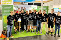 Die bestens gelaunten Schüler der Landwirtschaftsschule Schlierbach wurden am Maschinenring-Stand eingekleidet. Die bestens gelaunten Schüler der Landwirtschaftsschule Schlierbach wurden am Maschinenring-Stand eingekleidet.
