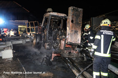 Löscharbeiten am brennenden Traktor Löscharbeiten am brennenden Traktor