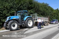 der beschädigte Traktor der beschädigte Traktor