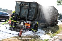 Löscharbeiten am brennenden LKW Löscharbeiten am brennenden LKW