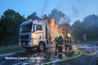 Löscharbeiten am brennenden LKW Löscharbeiten am brennenden LKW