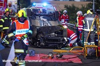 Einsatzkräfte an der Unfallstelle Einsatzkräfte an der Unfallstelle