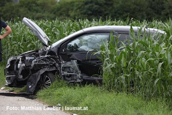 eines, der schwer beschädigten Unfallfahrzeuge eines, der schwer beschädigten Unfallfahrzeuge