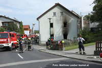 Löscharbeiten am brennenden Einfamilienhaus Löscharbeiten am brennenden Einfamilienhaus