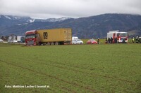 Einsatzkräfte an der Unfallstelle Einsatzkräfte an der Unfallstelle