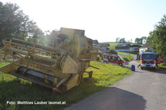 der in Brand geratene Mähdrescher der in Brand geratene Mähdrescher