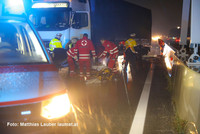der offenbar sturzbetrunkene LKW-Lenker wird nach dem Sturz versorgt der offenbar sturzbetrunkene LKW-Lenker wird nach dem Sturz versorgt