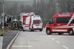 Einsatzkräfte an der Unfallstelle Einsatzkräfte an der Unfallstelle
