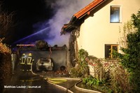 Löscharbeiten am brennenden Einfamilienhaus Löscharbeiten am brennenden Einfamilienhaus