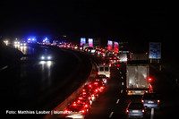 Serienunfall mit neun Fahrzeugen sorgt für massive Verkehrsbehinderungen Serienunfall mit neun Fahrzeugen sorgt für massive Verkehrsbehinderungen
