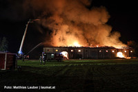 Feuerwehren bei den Löscharbeiten Feuerwehren bei den Löscharbeiten