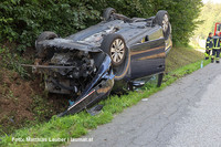 das schwer beschädigte Unfallfahrzeug das schwer beschädigte Unfallfahrzeug