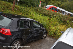 der schwer beschädigte PKW an der Unfallstelle der schwer beschädigte PKW an der Unfallstelle