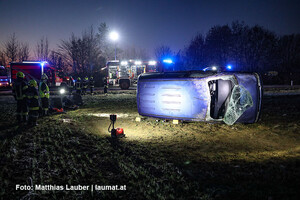 Einsatzkräfte an der Unfallstelle Einsatzkräfte an der Unfallstelle