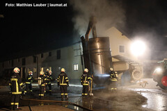 Feuerwehr bei den Löscharbeiten Feuerwehr bei den Löscharbeiten